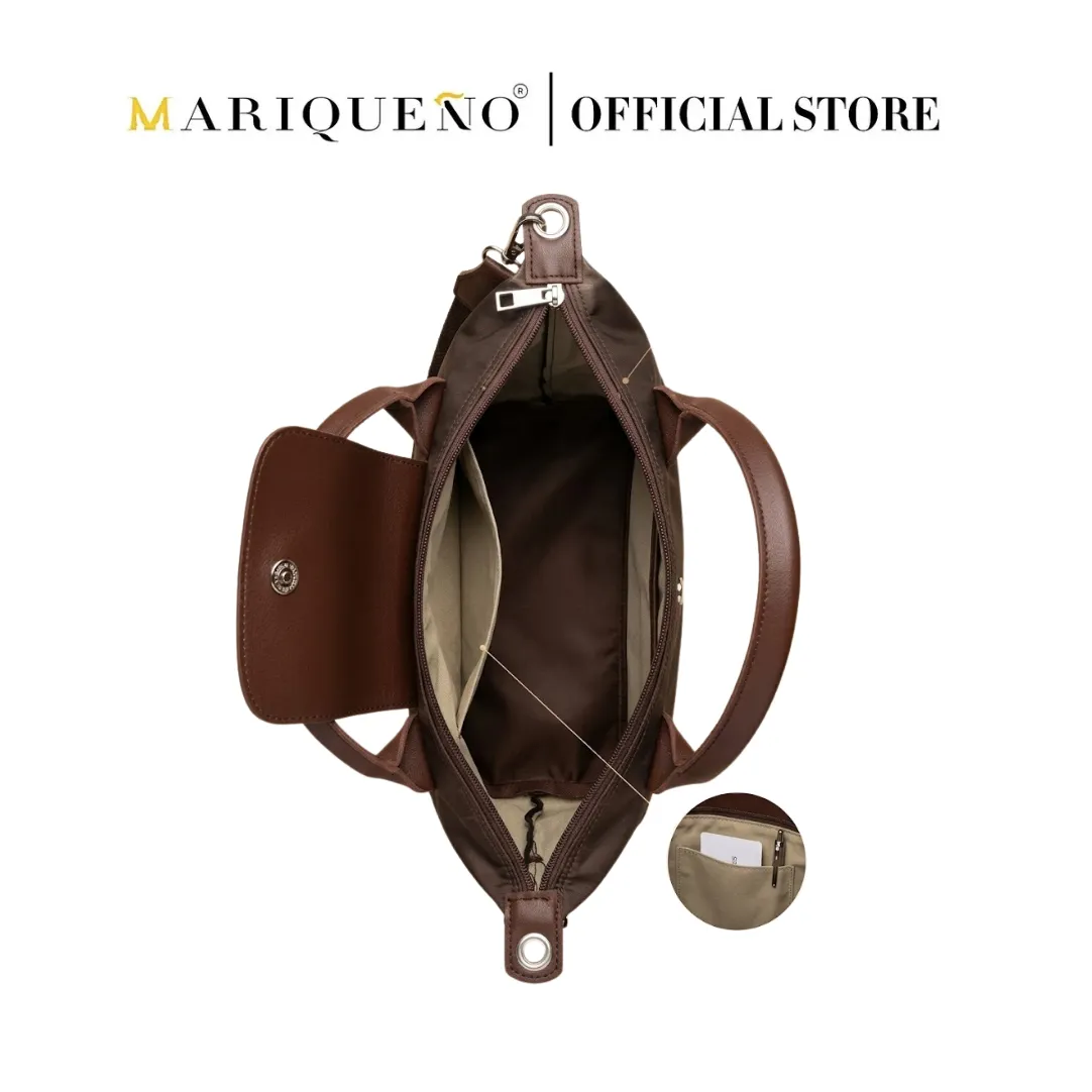 Brown leather bag with open front pocket on a white background, featuring Mariqueno brand.
#color_choco brown