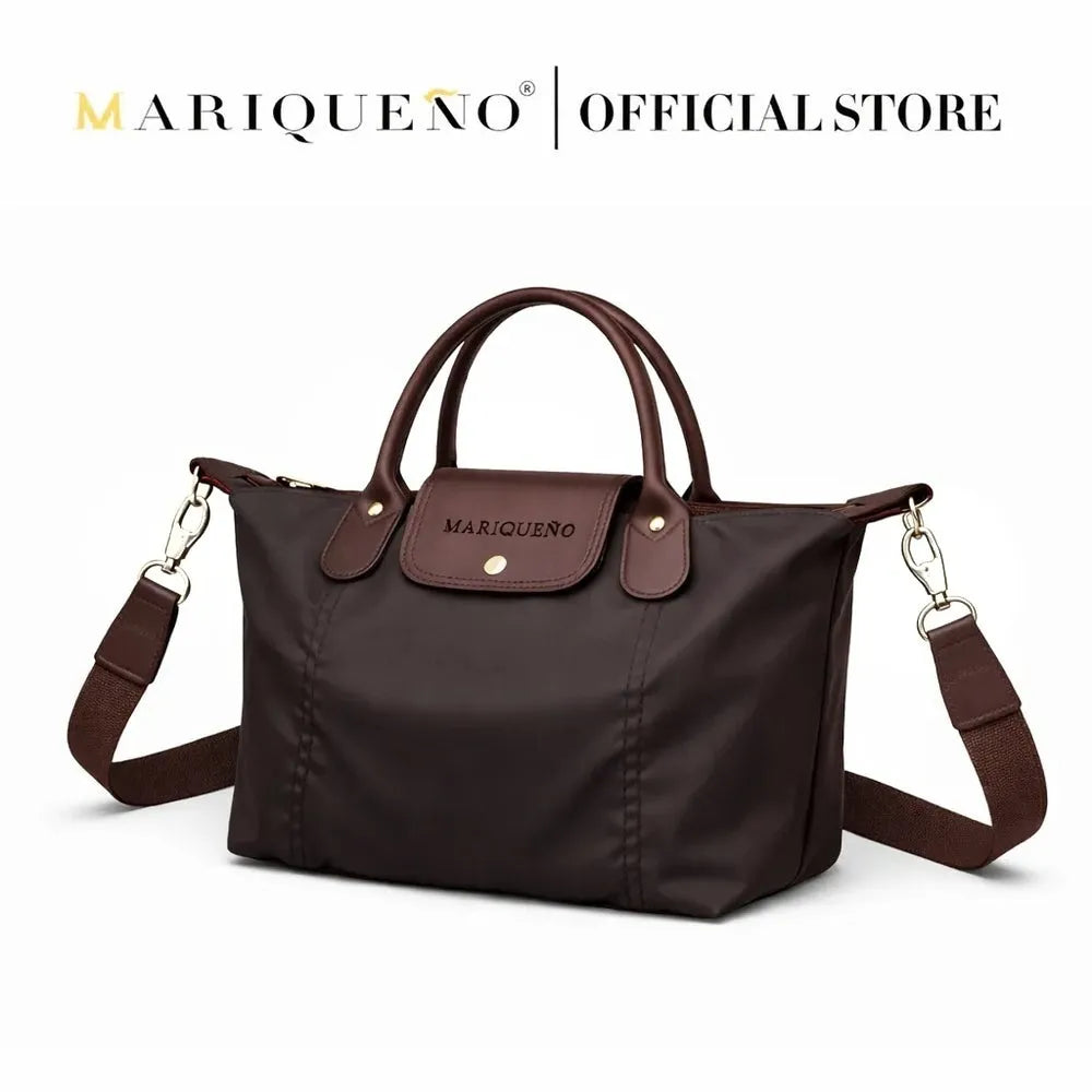 Brown handbag with shoulder strap on a white background, featuring the Mariqueño brand.
#color_choco brown