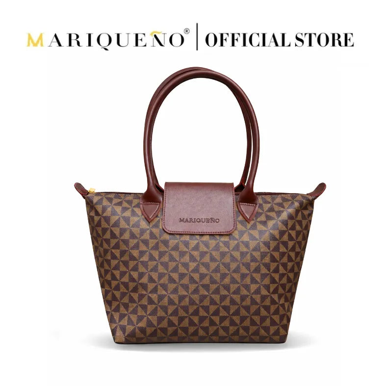 Brown patterned handbag with brown handle on a white background, featuring the Mariqueno brand.
#color_choco brown geo