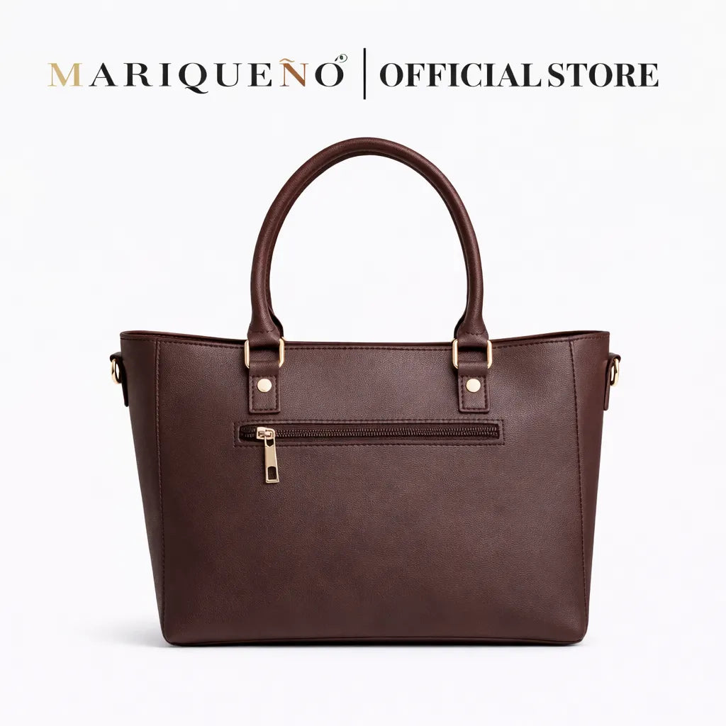 Choco brown handbag with gold accents on a white background, featuring the Mariqueno logo.
#color_choco brown