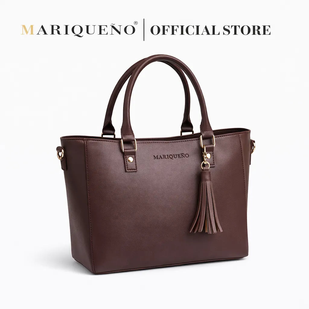 Brown handbag with black strap on a white background, featuring the Mariqueño brand.
#color_choco brown