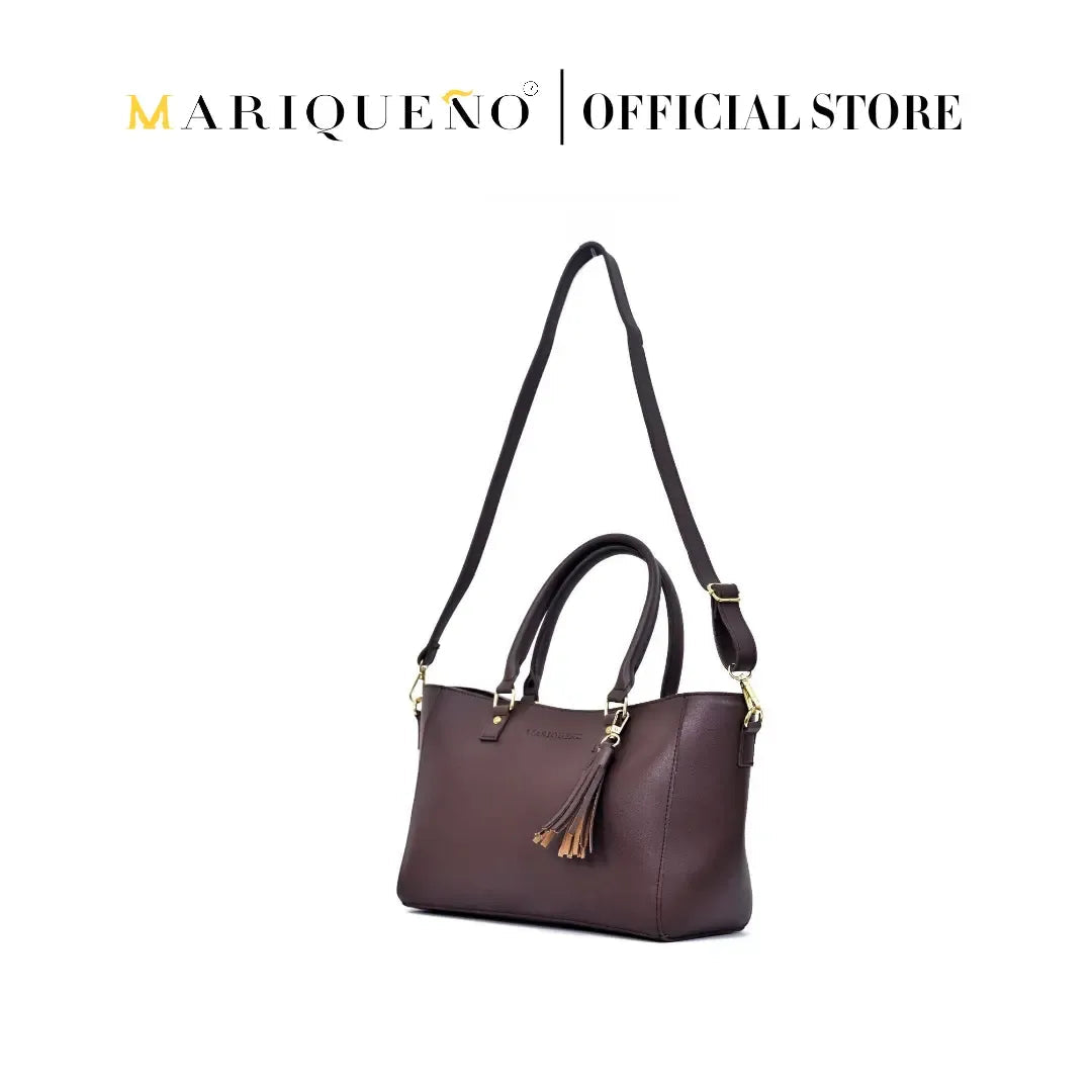 Brown handbag with black strap on a white background, featuring the Mariqueño brand.
#color_choco brown