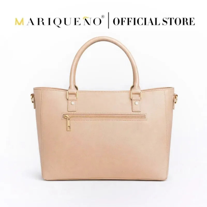 Cream handbag with gold zipper on a white background, featuring the Mariqueno logo.
#color_cream