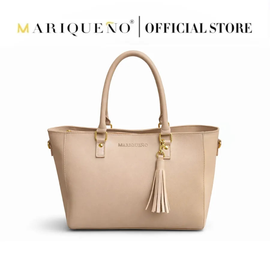 Beige handbag with a tassel on a white background, featuring the Mariqueno brand.
#color_cream