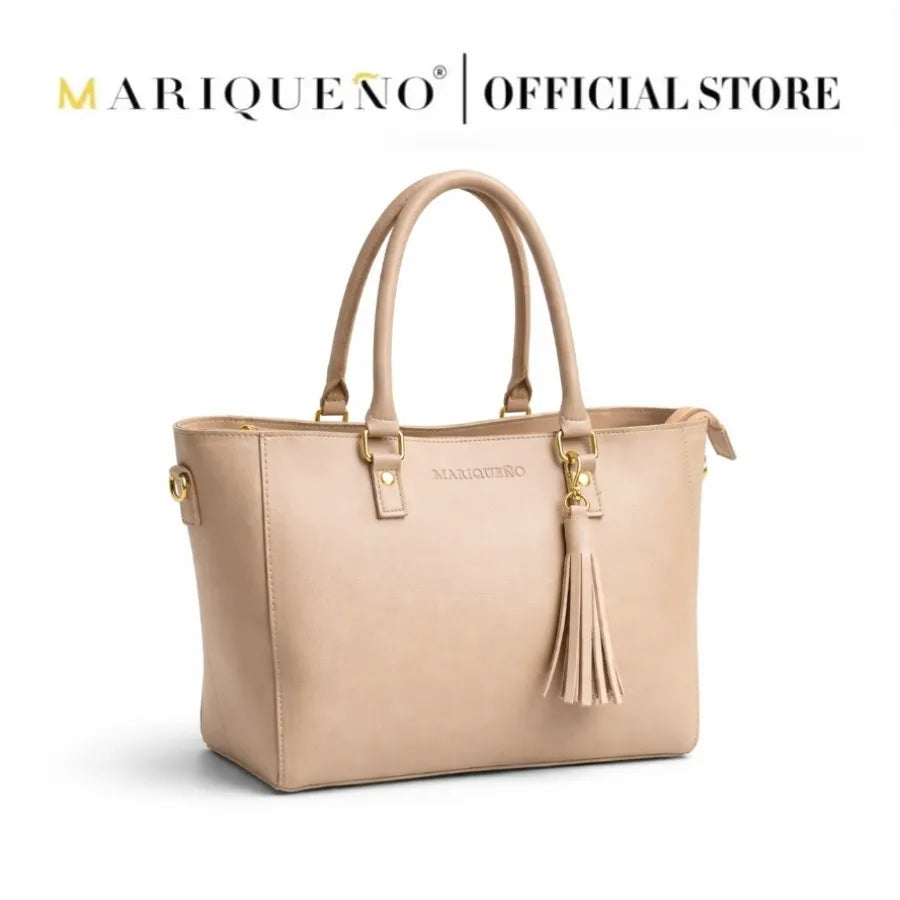 Beige handbag with tassels on a white background, featuring the Mariqueño brand.
#color_cream