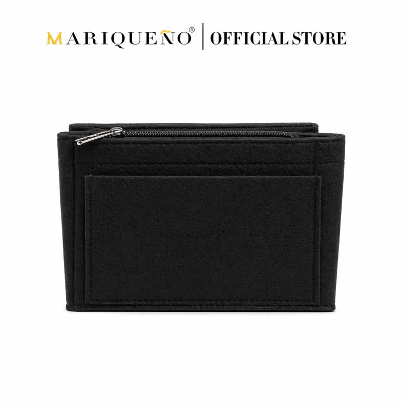 Black wallet with a zipper on a white background, branded as MARIQUEÑO.
#color_black
